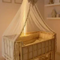 تخت کنار مادر