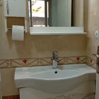 روشویی کابینتی با آینه و کنسول و شیر و لوستر