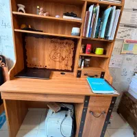 میز تحریر و کامپیوتر خیلی خاص همراه با کتابخانه