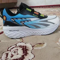 یک جفت کتانی نو