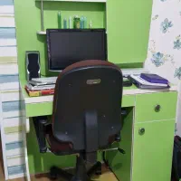 میز تحریر وکامپیوتر