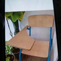 یک عدد صندلی تحصیلی