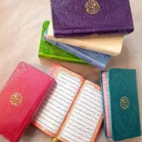قرآن پالتویی صفحه رنگی ورحل وتاج ونشانگرتکلیف|کتاب و مجله مذهبی|تهران, نیروی هوایی (پیروزی)|دیوار