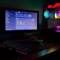 کیس کامپیوتر سیستم گیمینگ با مانیتور و تجهیزات