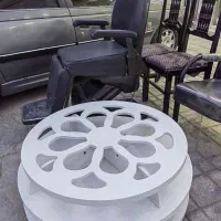 تعدادی صندلی و میز