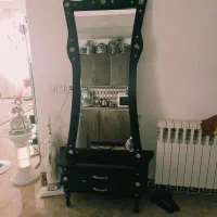 میز و آینه قدی