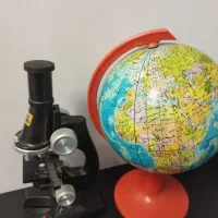 وسایل مدرسه  کره و میکروسکوپ