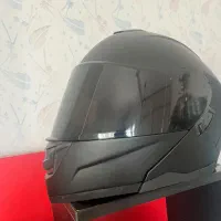 تعدادی کلاه کاسکت