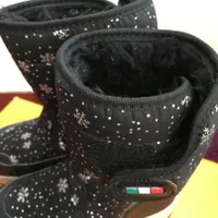 تعدادی کفش دخترانه