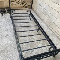تخت فلزی