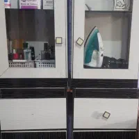 ویترین آریشگاه همراه با اینه بزرگ