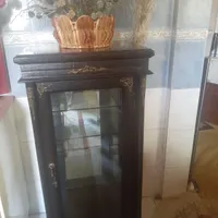 بوفه کنار سالنی در حد با گل