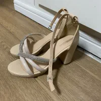 تعدادی لباس مجلسی و صندل مجلسی نو به علت کمبود جا|لباس|تهران, پونک|دیوار