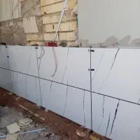 شاگرد وارد کاشی کاری . دوغابی و چسبی.دائم می‌خوام