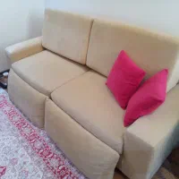مبل راحتی جلوی تلویزیون