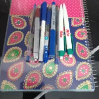 تعدادی خودکارو خودنویس ودفترفانتزی ۱۰۰ برگ