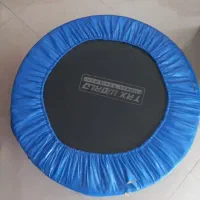 تعدادی دمبل، توپ جیم بال و ترامپولین