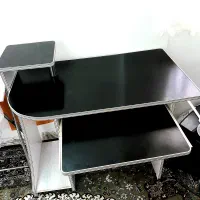 میز تحریر و کامپیوتر
