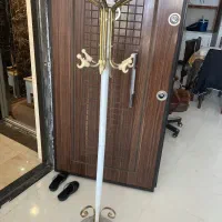 جا لباسی ایستاده