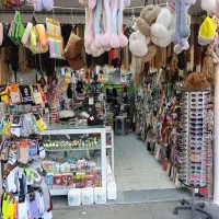 نیروی کار خانم فروشنده  آرایشی روبروی ک مسجد جا