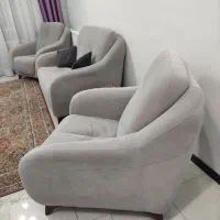 مبل ۴ نفره کاملا سالم و تمیز رنگ طوسی