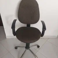 صندلی اداری سالم و تمیز،جک‌دار و دسته‌دار