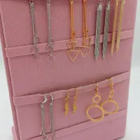 گوشواره زنجیر دار، بدلیجات