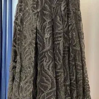 لباس مجلسی است نقره‌ای و مشکی در حد آک نو نو