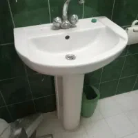 دو عدد روشویی پایه دار همراه شیر دو قلو