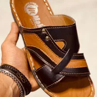 تعدادی دمپایی یکجا به فروش میرسد