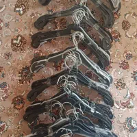 چوب رختی سبز رنگ1500 چوب رختی مشکی 3500