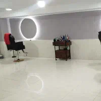 یک صندلی و اینه آرایشگاه نو ب فروش میرسد