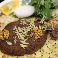 کارگر خانم در کبابی