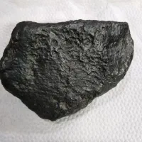 سنگ مشکوک به شهاب سنگ،|کلکسیون اشیاء عتیقه|سمنان, |دیوار