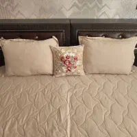 تخت خواب دو نفره(دوتا تک نفره که چسبیده شده به هم)