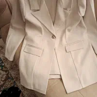 گلدان برنجی و کت و شلوار لباس