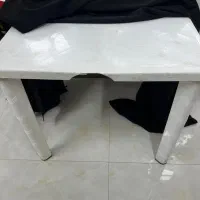 میز پلاستیکی سفید