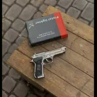 کلت فندکی|اسباب‌‌بازی|درمیان, |دیوار