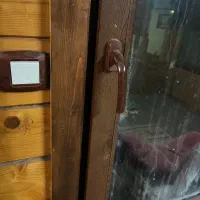 فروش درب و پنجره. با چهارچوب چوبی