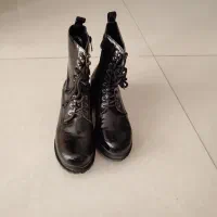 بوت مشکی سایز 40 با لژ بسیار سبک و نرم و راحت