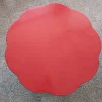 میزگرد قرمز رنگ