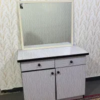 میز تحریر همراه با آیینه