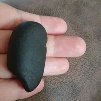سنگ ،کمی جذب آهنربایی داره
