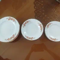 تعدادی ظروف چینی و شیشه ای منزل