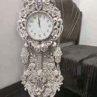 ساعت و میز تلویزیون