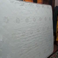 یک تشک تخت دو نفر ومیز تلویزیون