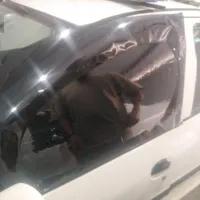 نصب شیشه دودی در محل مشتری