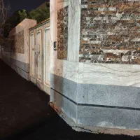 طبق پایین درب حیاط ماشین رو جای سه تا ماشین