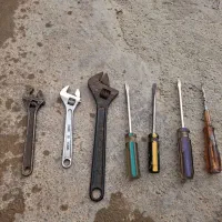 ۳عدد آچار و۴عدد پیچ گوشتی دوسو قدیمی سالم