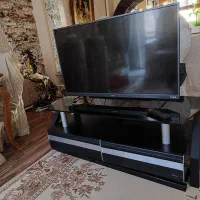 تلویزیون هوشمند ایکس ویژن با میز